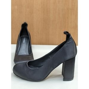 Torrid black satin rounded toe chunky heel 10